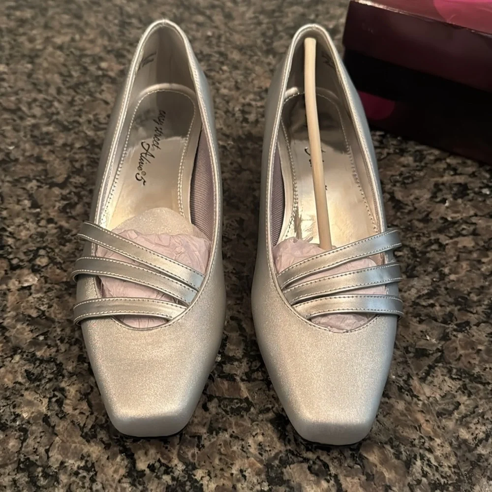 Easy Street entice squared toe silver satin 1.5 inch pump heel NIB 8.5W